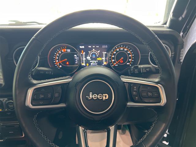 ジープ・ラングラーアンリミテッド サハラ　純正ＵコネクトナビＴＶＡｐｐｌｅ　ＣａｒＰｌａｙ対応サイドバックフロントカメラ黒革シートＪＥＰＰＥＳＥＮ１７アルミ３５インチタイヤラフカントリーリフトアップＧＯＲＨＩＮＯ製ルーフラックスマートキーＬＥ（21枚目）