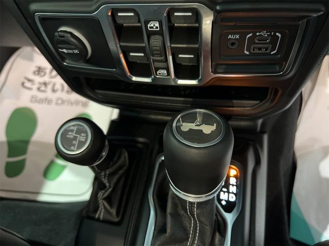 ジープ・ラングラーアンリミテッド サハラ　純正ＵコネクトナビＴＶＡｐｐｌｅ　ＣａｒＰｌａｙ対応サイドバックフロントカメラ黒革シートＪＥＰＰＥＳＥＮ１７アルミ３５インチタイヤラフカントリーリフトアップＧＯＲＨＩＮＯ製ルーフラックスマートキーＬＥ（25枚目）
