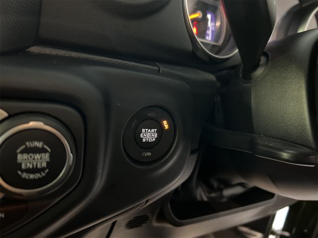 ジープ・ラングラーアンリミテッド サハラ　純正ＵコネクトナビＴＶＡｐｐｌｅ　ＣａｒＰｌａｙ対応サイドバックフロントカメラ黒革シートＪＥＰＰＥＳＥＮ１７アルミ３５インチタイヤラフカントリーリフトアップＧＯＲＨＩＮＯ製ルーフラックスマートキーＬＥ（27枚目）