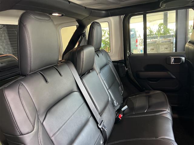 ジープ・ラングラーアンリミテッド サハラ　純正ＵコネクトナビＴＶＡｐｐｌｅ　ＣａｒＰｌａｙ対応サイドバックフロントカメラ黒革シートＪＥＰＰＥＳＥＮ１７アルミ３５インチタイヤラフカントリーリフトアップＧＯＲＨＩＮＯ製ルーフラックスマートキーＬＥ（36枚目）