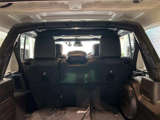 ジープ・ラングラーアンリミテッド サハラ　純正ＵコネクトナビＴＶＡｐｐｌｅ　ＣａｒＰｌａｙ対応サイドバックフロントカメラ黒革シートＪＥＰＰＥＳＥＮ１７アルミ３５インチタイヤラフカントリーリフトアップＧＯＲＨＩＮＯ製ルーフラックスマートキーＬＥ（56枚目）