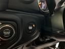 サハラ　純正ＵコネクトナビＴＶＡｐｐｌｅ　ＣａｒＰｌａｙ対応サイドバックフロントカメラ黒革シートＪＥＰＰＥＳＥＮ１７アルミ３５インチタイヤラフカントリーリフトアップＧＯＲＨＩＮＯ製ルーフラックスマートキーＬＥ（27枚目）