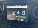 サハラ　純正ＵコネクトナビＴＶＡｐｐｌｅ　ＣａｒＰｌａｙ対応サイドバックフロントカメラ黒革シートＪＥＰＰＥＳＥＮ１７アルミ３５インチタイヤラフカントリーリフトアップＧＯＲＨＩＮＯ製ルーフラックスマートキーＬＥ（28枚目）