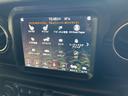 サハラ　純正ＵコネクトナビＴＶＡｐｐｌｅ　ＣａｒＰｌａｙ対応サイドバックフロントカメラ黒革シートＪＥＰＰＥＳＥＮ１７アルミ３５インチタイヤラフカントリーリフトアップＧＯＲＨＩＮＯ製ルーフラックスマートキーＬＥ（29枚目）