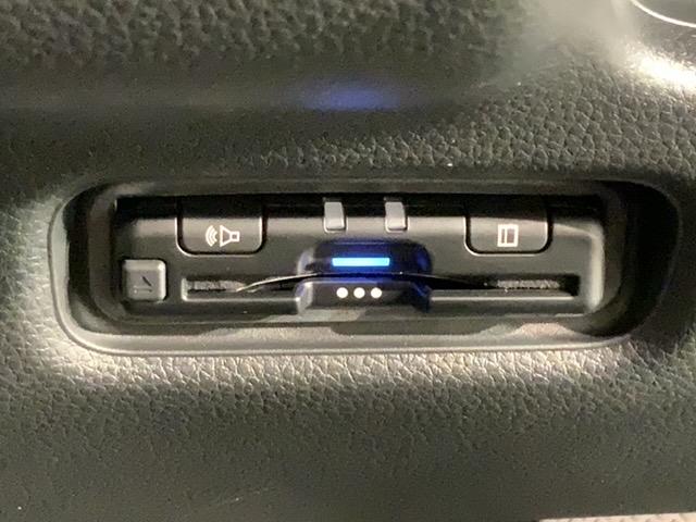 フリード クロスター ホンダセンシング 新車保証継承 禁煙 当社デモカー ナビ BTオーディオ TV サイド+カーテンエアバック アルミ LEDヘッド フォグ シートヒーター クルコン 障害物センサー 両側電動スライドドア(12枚目)