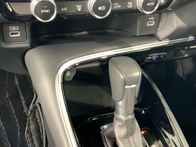 ヴェゼル ｅ：ＨＥＶ　Ｚ　ホンダセンシング　最長５年保証　ナビ　Ｒカメラ　ＣＤ　ＤＶＤ　ＢＴオーディオ　ＴＶ　音楽録音　アルミ　ＬＥＤヘッド　シートヒーター　パワーテールゲート　クルコン　横滑り防止装置　ワンオーナー　禁煙（27枚目）