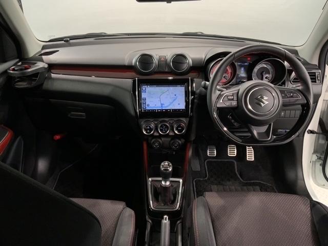 使いやすいレイアウトのダッシュボード周辺です。オートエアコンや小物入れなど嬉しい装備が満載です。