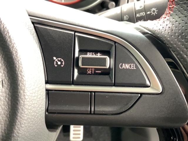 クルーズコントロールを装備しています。高速道路などで一定の速度で走ってくれるので運転が楽ですよ！速度を設定できますので、スピードの出しすぎにも注意できます。