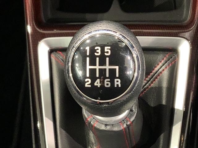 ６速ミッションのシフトです。