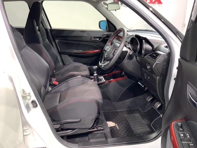 程よい硬さとホールド性が高くロングドライブも疲れにくいシートです。