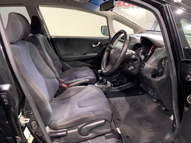 フィット RS ファインスタイル 6MT 1年保証 ナビ Rカメラ CD DVD BTオーディオ TV ABS 両席エアバック HID アルミ フォグ スマートキー イモビライザー VSA ワンオーナー 禁煙 ETC オートライト(17枚目)