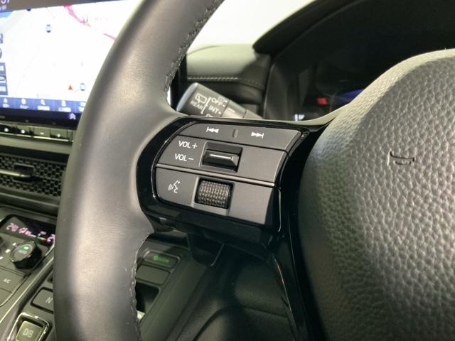 �X�e�A�����O�ɃI�[�f�B�I����X�C�b�`���t���Ă��܂��B�I�[�f�B�I��ʂɒ��ڃ^�b�`���Ȃ��Ă����삪�o���܂��̂ŁA�^�]�ɏW���ł��܂��B