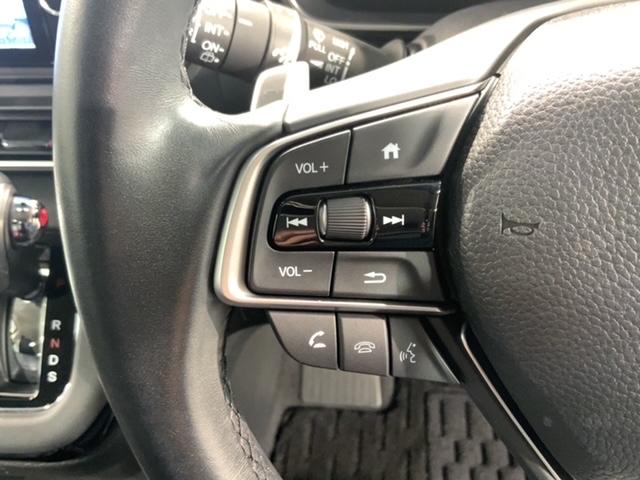 �X�e�A�����O�ɃI�[�f�B�I����X�C�b�`���t���Ă��܂��B�I�[�f�B�I��ʂɒ��ڃ^�b�`���Ȃ��Ă����삪�o���܂��̂ŁA�^�]�ɏW���ł��܂��B