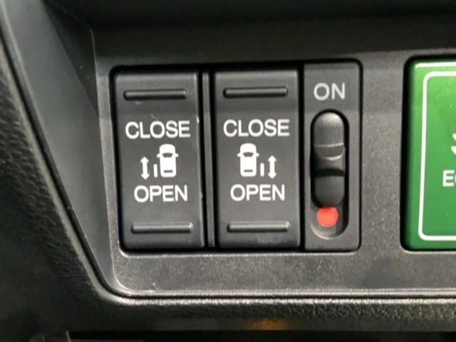 ���E�����p���[�X���C�h�h�A���t���Ă��܂��B�����^�b�`�ŊȒP�ɂ��q�l�ł��A���N���̕��ł��A�J�ł��܂�����ƂĂ��֗��ł��B�L�[���X��ԓ��X�C�b�`�ł������Ńh�A�̊J���ł��܂��B