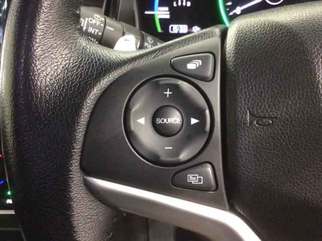 �X�e�A�����O�ɃI�[�f�B�I����X�C�b�`���t���Ă��܂��B�I�[�f�B�I��ʂɒ��ڃ^�b�`���Ȃ��Ă����삪�o���܂��̂ŁA�^�]�ɏW���ł��܂��B