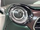 LEDヘッドライトは、点灯の瞬間から最大光量を発揮し、突然暗くなるトンネルなどでの安定感を高めます。