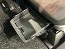 助手席のシート下には便利な収納スペースがあります。