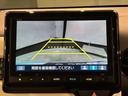 リバースギアに入れるだけで後方の表示へ切り替わります。夜間や雨の日の駐車も楽になりますよ。