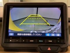 リバースギアに入れるだけで後方の表示へ切り替わります。夜間や雨の日の駐車も楽になりますよ。 6