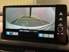 リバースギアに入れるだけで後方の表示へ切り替わります。夜間や雨の日の駐車も楽になりますよ。 6