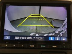 リバースギアに入れるだけで後方の表示へ切り替わります。夜間や雨の日の駐車も楽になりますよ。 6