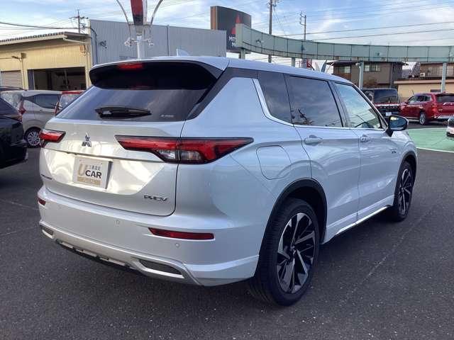 アウトランダーＰＨＥＶ Ｐ　メモリーナビ　地デジＴＶ　バックカメラ　横滑り防止　デュアルエアコン　黒革シート　フルセグＴＶ　シートヒーター　パワーシート　ＬＥＤヘッドライト　４ＷＤ　エアロ　メモリーナビ　ＡＢＳ　Ｂカメ　アルミ（2枚目）