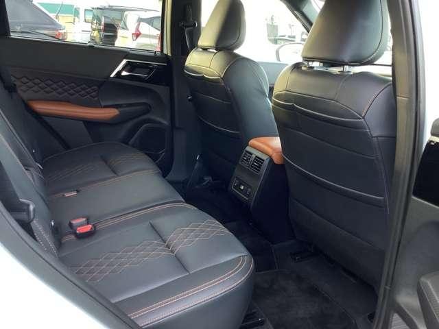 アウトランダーＰＨＥＶ Ｐ　メモリーナビ　地デジＴＶ　バックカメラ　横滑り防止　デュアルエアコン　黒革シート　フルセグＴＶ　シートヒーター　パワーシート　ＬＥＤヘッドライト　４ＷＤ　エアロ　メモリーナビ　ＡＢＳ　Ｂカメ　アルミ（4枚目）