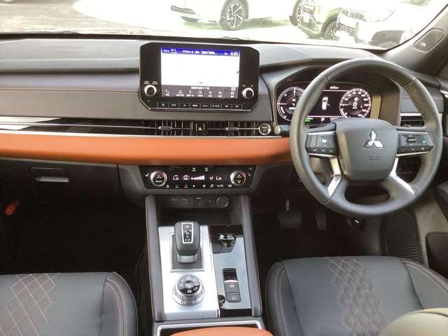 アウトランダーＰＨＥＶ Ｐ　メモリーナビ　地デジＴＶ　全方位カメラ　横滑り防止　パノラマサンルーフ　デュアルエアコン　黒革シート　フルセグＴＶ　シートヒーター　パワーシート　ＬＥＤヘッドライト　４ＷＤ　メモリーナビ　ＡＢＳ（3枚目）