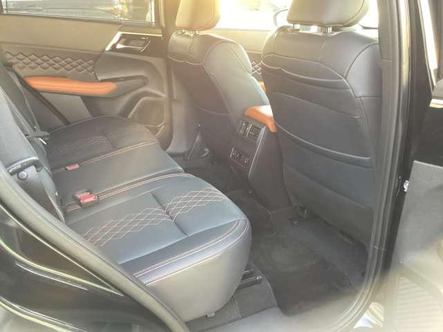 アウトランダーＰＨＥＶ Ｐ　メモリーナビ　地デジＴＶ　全方位カメラ　横滑り防止　パノラマサンルーフ　デュアルエアコン　黒革シート　フルセグＴＶ　シートヒーター　パワーシート　ＬＥＤヘッドライト　４ＷＤ　メモリーナビ　ＡＢＳ（4枚目）