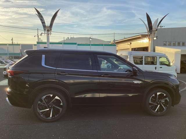 アウトランダーＰＨＥＶ Ｐ　メモリーナビ　地デジＴＶ　全方位カメラ　横滑り防止　パノラマサンルーフ　デュアルエアコン　黒革シート　フルセグＴＶ　シートヒーター　パワーシート　ＬＥＤヘッドライト　４ＷＤ　メモリーナビ　ＡＢＳ（13枚目）