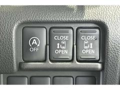 両側オートスライドドア（リモコンキーや室内スイッチ、ドアノブのボタンで開閉出来ます）／左右スライドガラスロールサンシェード／助手席シートバックテーブル付き 6