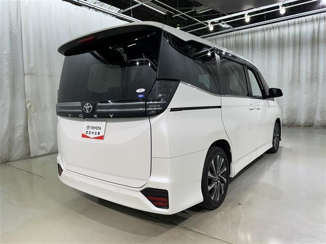 ヴォクシー Ｓ－Ｚ　フルセグ　ＤＶＤ再生　ミュージックプレイヤー接続可　バックカメラ　衝突被害軽減システム　ＥＴＣ　ドラレコ　両側電動スライド　ＬＥＤヘッドランプ　乗車定員７人　３列シート（6枚目）