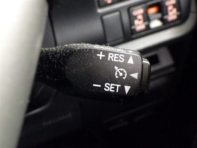 クルーズコントロール機能が付いています。　速度を設定するとアクセルを踏まなくても一定の速度で走ることができます。　　高速道路ではとても便利な装置なんです。