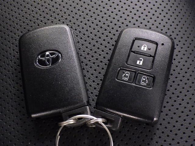 スマートキーをポケットやバッグに携帯していれば、キーを取り出すことなくドアハンドルを握り解錠、ドアハンドルのセンサーに触れるだけで施錠できます。