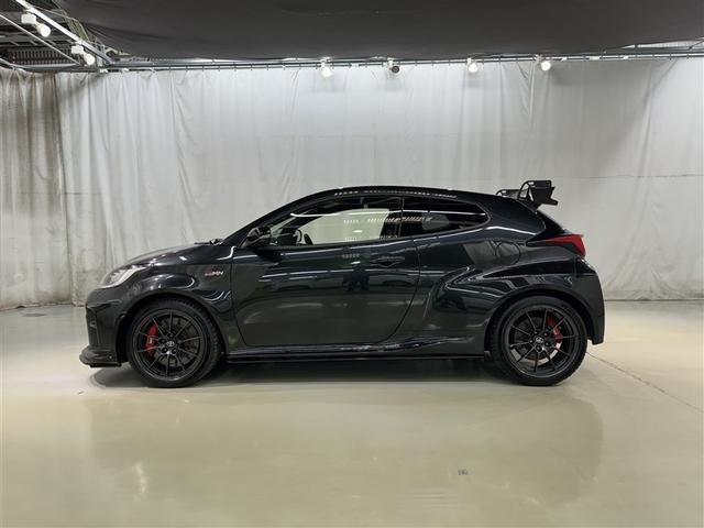 �f�q�����X�́A���[�^�[�X�|�[�c�ɂď����߂̃f�U�C����ǋ��B���̂��߁A�x�[�X�̓����X�ł��ו��܂Ōy�ʉ���@�\���̋������}���Ă��܂��B