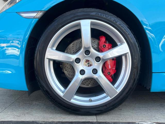 ７１８ケイマン ７１８ケイマンＳ　スペシャルカラー　スポーツクロノパッケージ　レザーパッケージ　ＢＯＳＥ　シートヒーター　純正ナビ　フルセグ　バックカメラ　Ｂｌｕｅｔｏｏｔｈ接続　電動格納ドアミラー　スポーツテールパイプ　禁煙車　黒革（49枚目）