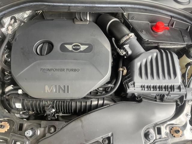 ＭＩＮＩ クーパーＳ　クラブマン　純正ナビ　禁煙車　ＥＴＣ　Ｂｌｕｅｔｏｏｔｈ　ＬＥＤヘッドライト　革巻きハンドル　デュアルオートエアコン　盗難防止装置　オートライト　アイドリングストップ　キーレス（20枚目）