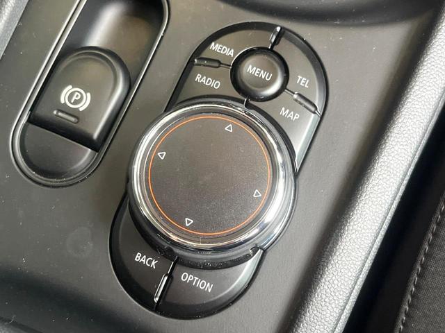 ＭＩＮＩ クーパーＳ　クラブマン　純正ナビ　禁煙車　ＥＴＣ　Ｂｌｕｅｔｏｏｔｈ　ＬＥＤヘッドライト　革巻きハンドル　デュアルオートエアコン　盗難防止装置　オートライト　アイドリングストップ　キーレス（43枚目）