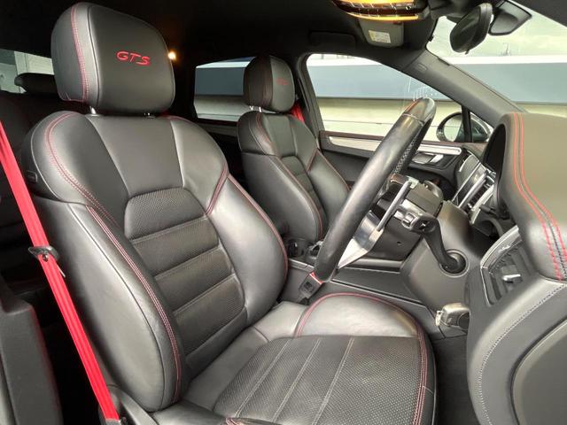マカン マカンＧＴＳ　スポーツクロノパッケージ　スポーツエグゾースト　黒革シート　シートヒーター　ＰＤＬＳ　ＰＡＳＭ　２０インチＲＳスパイダーデザインホイール　純正ナビ　全周囲カメラ　エアサス　パワーバックドア　禁煙（8枚目）