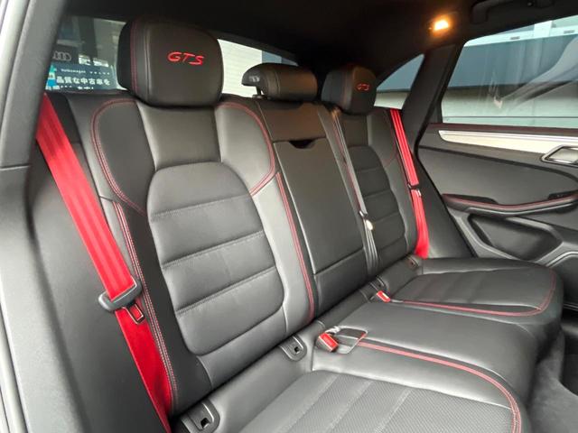 マカン マカンＧＴＳ　スポーツクロノパッケージ　スポーツエグゾースト　黒革シート　シートヒーター　ＰＤＬＳ　ＰＡＳＭ　２０インチＲＳスパイダーデザインホイール　純正ナビ　全周囲カメラ　エアサス　パワーバックドア　禁煙（9枚目）