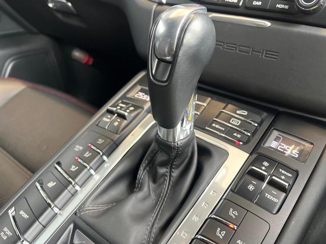 マカン マカンＧＴＳ　スポーツクロノパッケージ　スポーツエグゾースト　黒革シート　シートヒーター　ＰＤＬＳ　ＰＡＳＭ　２０インチＲＳスパイダーデザインホイール　純正ナビ　全周囲カメラ　エアサス　パワーバックドア　禁煙（11枚目）