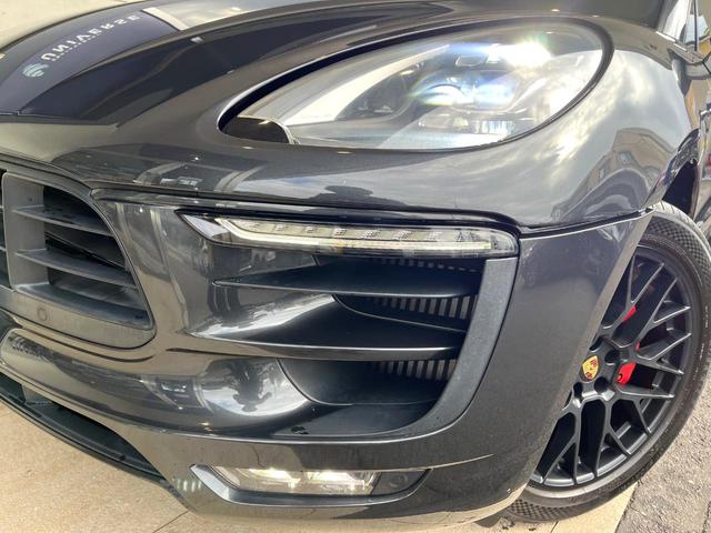マカン マカンＧＴＳ　スポーツクロノパッケージ　スポーツエグゾースト　黒革シート　シートヒーター　ＰＤＬＳ　ＰＡＳＭ　２０インチＲＳスパイダーデザインホイール　純正ナビ　全周囲カメラ　エアサス　パワーバックドア　禁煙（13枚目）