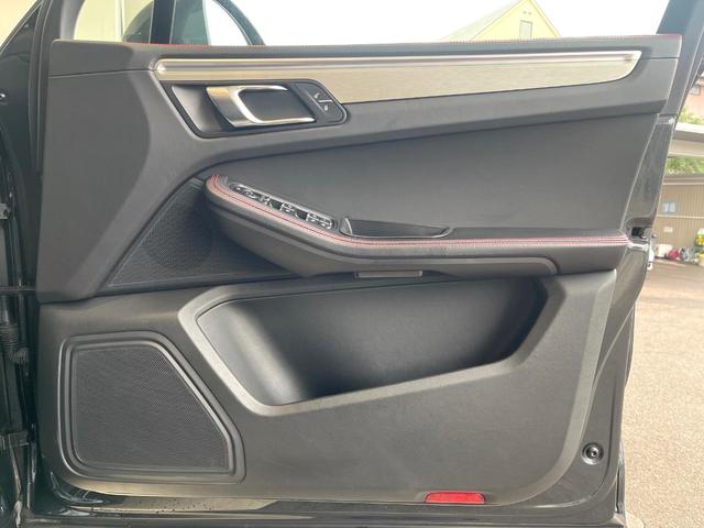 マカン マカンＧＴＳ　スポーツクロノパッケージ　スポーツエグゾースト　黒革シート　シートヒーター　ＰＤＬＳ　ＰＡＳＭ　２０インチＲＳスパイダーデザインホイール　純正ナビ　全周囲カメラ　エアサス　パワーバックドア　禁煙（54枚目）