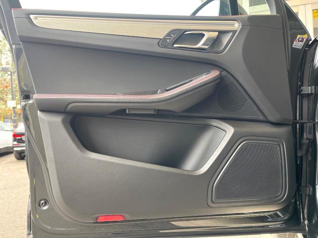 マカン マカンＧＴＳ　スポーツクロノパッケージ　スポーツエグゾースト　黒革シート　シートヒーター　ＰＤＬＳ　ＰＡＳＭ　２０インチＲＳスパイダーデザインホイール　純正ナビ　全周囲カメラ　エアサス　パワーバックドア　禁煙（55枚目）