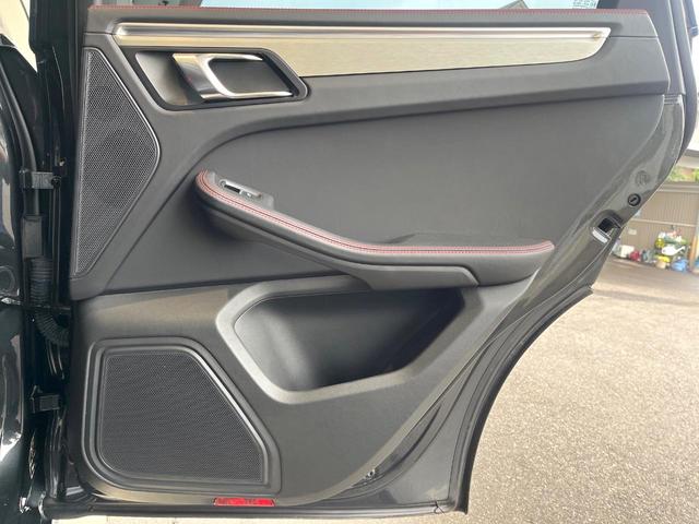 マカン マカンＧＴＳ　スポーツクロノパッケージ　スポーツエグゾースト　黒革シート　シートヒーター　ＰＤＬＳ　ＰＡＳＭ　２０インチＲＳスパイダーデザインホイール　純正ナビ　全周囲カメラ　エアサス　パワーバックドア　禁煙（56枚目）