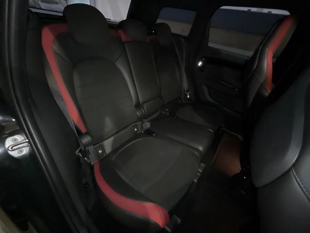 ●後部座席も気になるようなキズ・汚れやへたり等、大きなダメージはなく、良好な状態です。