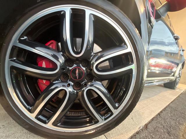 ●純正１９インチアルミホイール：輸入車ならではの卓越した走りを支えるホイールと足回りです！日本車の走りに慣れている方にもぜひ体感して頂きたいほど、高いレベルでまとまっています！