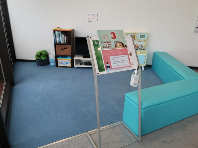 大きなキッズスペースも完備！小さなお子様連れでも、ゆっくりとお車探しをお楽しみいただけます。