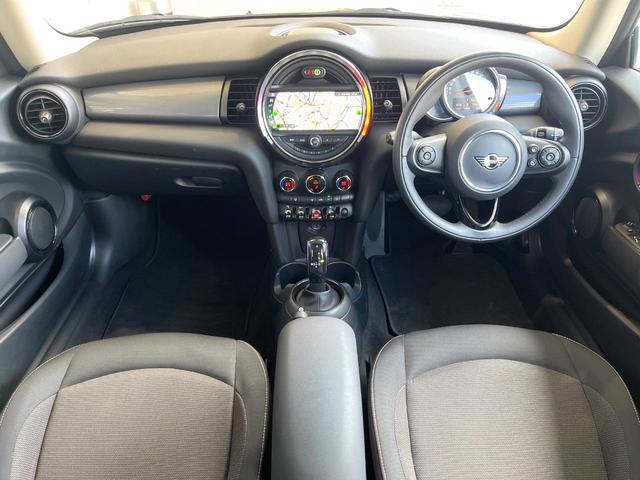 ＭＩＮＩ クーパーＤ　カメラ／パーキングアシストＰＫＧ　ペッパーＰＫＧ　ＬＥＤヘッドライト　１オーナー　禁煙車　純正ナビ　リアビューカメラ　インテリジェントセーフティー　ＥＴＣ　Ｂｌｕｅｔｏｏｔｈ　コンフォートアクセス（2枚目）