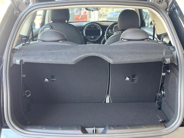 ＭＩＮＩ クーパーＤ　カメラ／パーキングアシストＰＫＧ　ペッパーＰＫＧ　ＬＥＤヘッドライト　１オーナー　禁煙車　純正ナビ　リアビューカメラ　インテリジェントセーフティー　ＥＴＣ　Ｂｌｕｅｔｏｏｔｈ　コンフォートアクセス（13枚目）